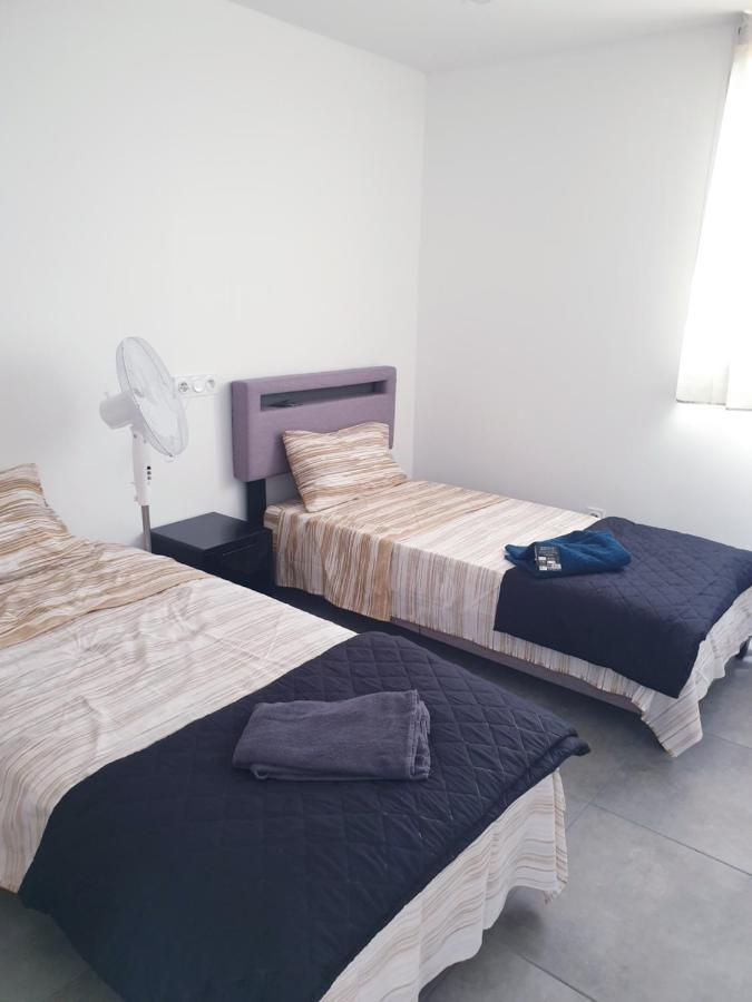 Big Flat Sea Vieuw 95 M2 5 Near Airport 5 Min Train 3 Min And Tram On Site, 7 Min, 2 Showers And 2 Toilets , Neuf Grand 95 M2 5 Proche Aeroport 5 Min Train 3 Min Et Tramway Sur Place, 7 Min 2 Douches Et 2 Wc Vue Bed & Breakfast *