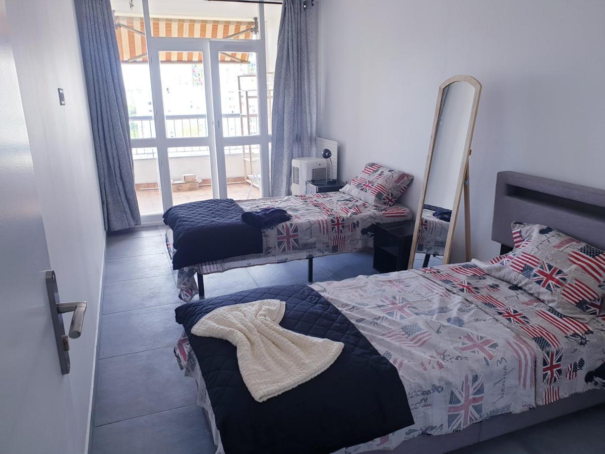 Big Flat Sea Vieuw 95 M2 5 Near Airport 5 Min Train 3 Min And Tram On Site, 7 Min, 2 Showers And 2 Toilets , Neuf Grand 95 M2 5 Proche Aeroport 5 Min Train 3 Min Et Tramway Sur Place, 7 Min 2 Douches Et 2 Wc Vue Bed & Breakfast *