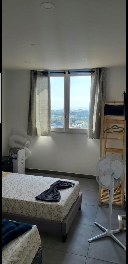 Big Flat Sea Vieuw 95 M2 5 Near Airport 5 Min Train 3 Min And Tram On Site, 7 Min, 2 Showers And 2 Toilets , Neuf Grand 95 M2 5 Proche Aeroport 5 Min Train 3 Min Et Tramway Sur Place, 7 Min 2 Douches Et 2 Wc Vue Bed & Breakfast Nice