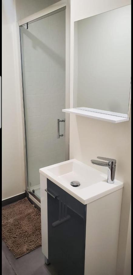 Big Flat Sea Vieuw 95 M2 5 Near Airport 5 Min Train 3 Min And Tram On Site, 7 Min, 2 Showers And 2 Toilets , Neuf Grand 95 M2 5 Proche Aeroport 5 Min Train 3 Min Et Tramway Sur Place, 7 Min 2 Douches Et 2 Wc Vue Bed & Breakfast Nice